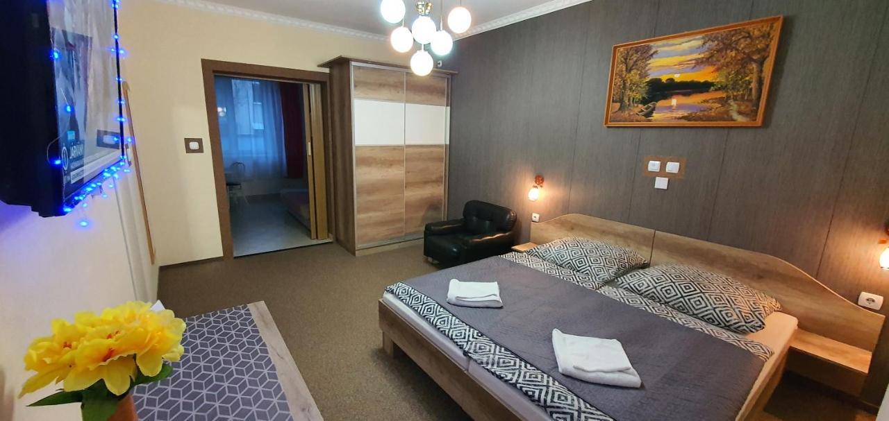 Szlavi Apartman Baja Esterno foto